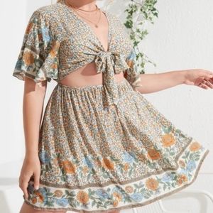 Flirty dress, open in the front with tie